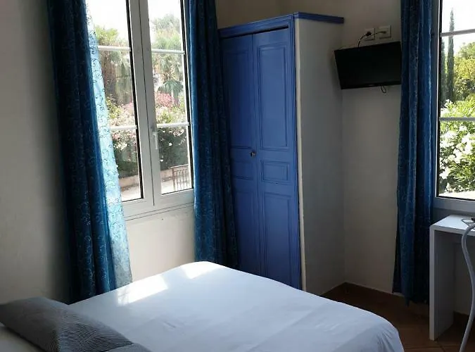 Hotel De La Plage 2*